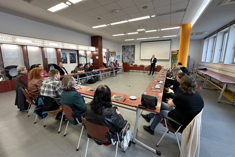 Zástupci měst Otrokovice, Napajedla, pracovníci České inspekce životního prostředí, pracovníci krajského úřadu Zlínského kraje a novináři při návštěvě Continental Barum v dubnu 2024.