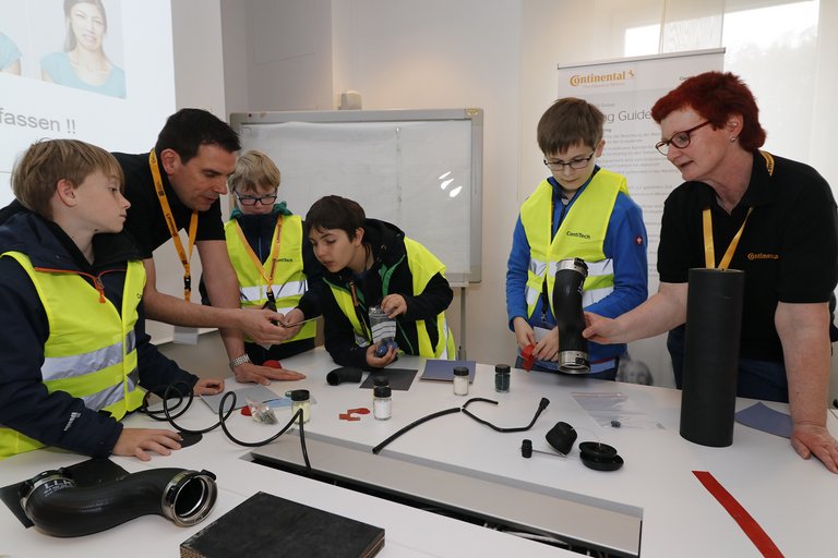Jens Löschner und Heike Fennel erklären unterschiedliche Produkte