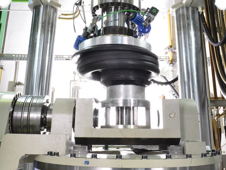 Test lab for rail vehicle spring systems