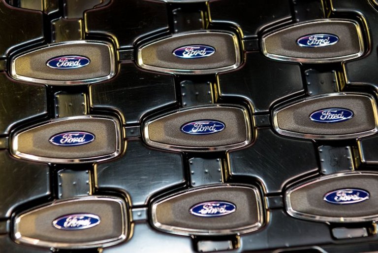 Pohodlí cestujících zajišťuje bezklíčový vstup do vozu a startování pomocí pasivního klíče.