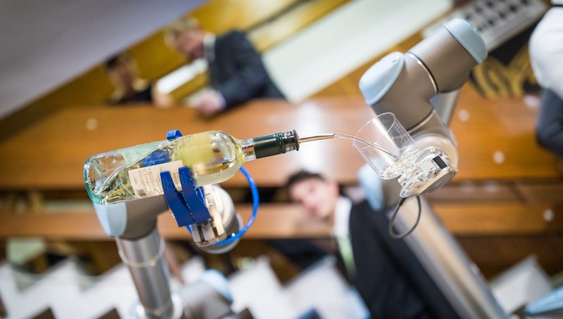 Coboti Continentalu jako barmani na večírku