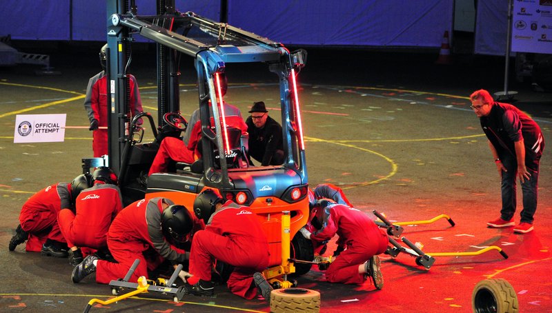 Guinness-Weltrekord in Reifenwechsel bei einem Gabelstapler