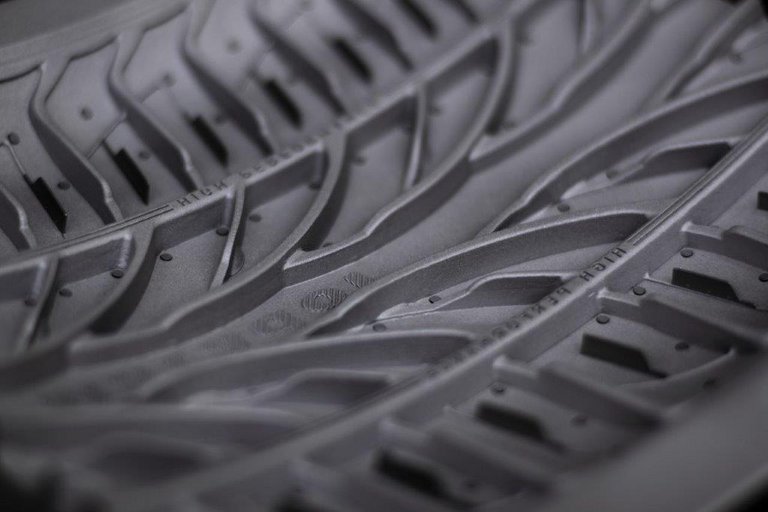 Detailní pohled na formu pro výrobu pneumatik.