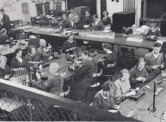 Valve cone inspection at the Berlin plant, 1935