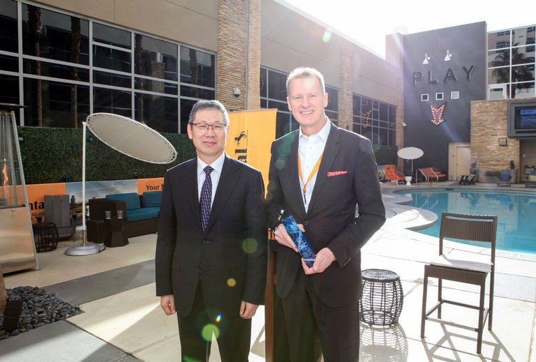 通告现场:胡汉杰先生,一汽解放董事长和卢百舸博士,大陆集团商用车&售后配件及服务事业部全球执行副总裁