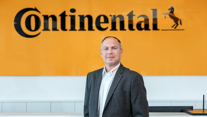 Fotografie nového brandýského ředitele Matthieu Turlure, v pozadí logo Continental.