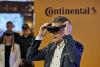 Blick in die Zukunft: Vorstandsvorsitzende Dr. Elmar Degenhart schaut auf das Cockpit der Zukunft