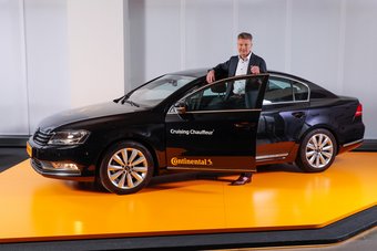 Dr. Elmar Degenhart neben “Cruising Chauffeur Protoype”