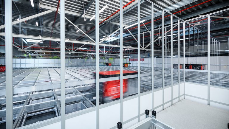 Pohled na automatický sklad v Brandýse nad Labem.