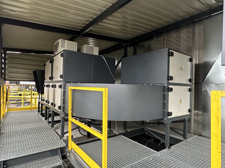 Jednotka technologie studené plazmy na střeše válcovny pneumatikářských směsí v Otrokovicích.