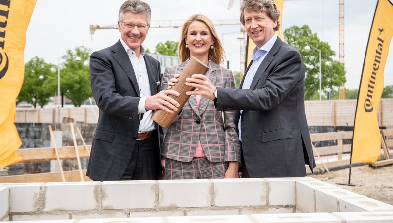 Grundsteinlegung | Vorstand mit Zeitkapsel