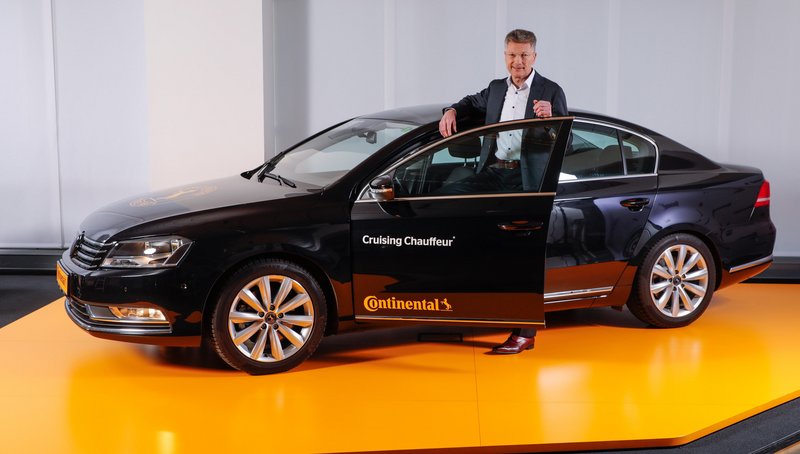 Dr. Elmar Degenhart neben “Cruising Chauffeur Protoype”