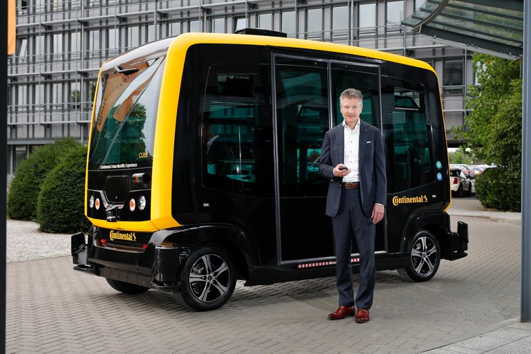 CEO Dr. Elmar Degenhart mit dem CUbE