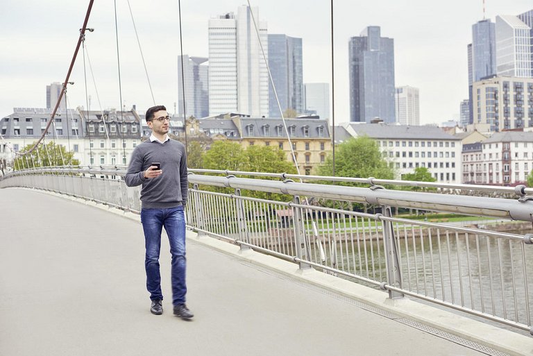 Un tânăr se plimba pe un pod din Frankfurt, Germania