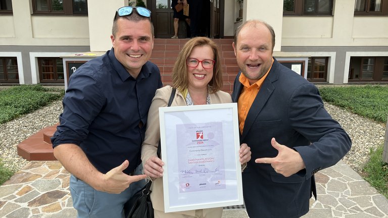 Tři personalisté držící ocenění pluxee Zaměstnavatel regionu 2024.