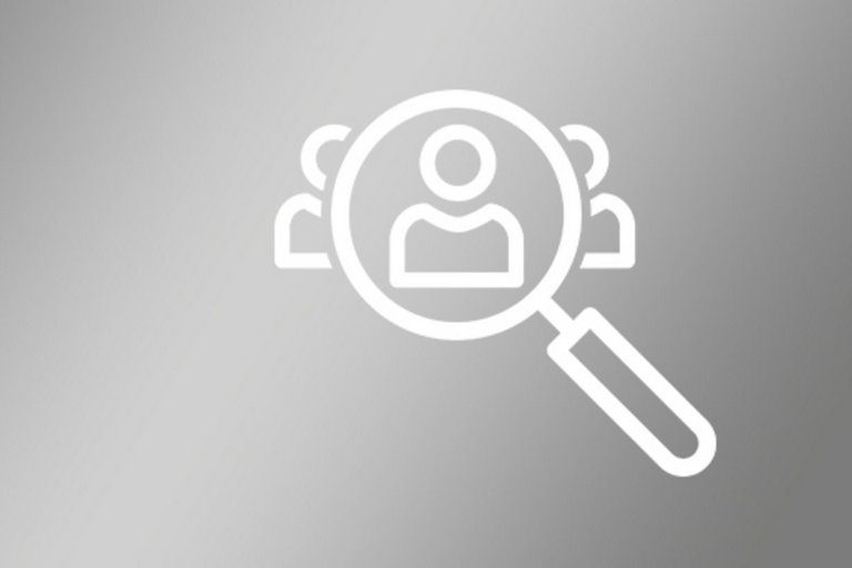 Grafik einer Lupe, die über drei abstrahierte Personen fährt