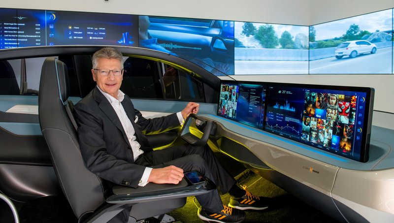 Dr. Elmar Degenhart im Fahrsimulator
