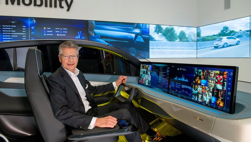 Dr. Elmar Degenhart im Fahrsimulator