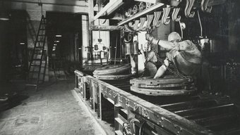 Das Bild zeigt einen Mitarbeiter in der Fließbandfertigung bei Continental in den späten 1920er Jahren.  