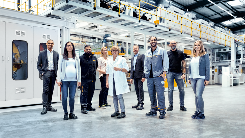 Skupina čtyř žen a pěti mužů různých pracovních pozic.