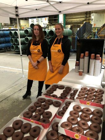 Naši zaměstnanci se mohli během dne občerstvit donutem a kávou