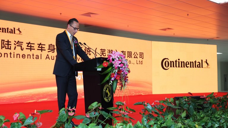 img_2014_11_17_plant_opening_ceremony_spoelder_en-data