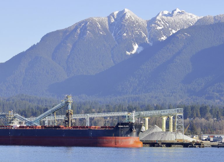 Continental conveyor belts deliver potash directly to the vessels for shipping.