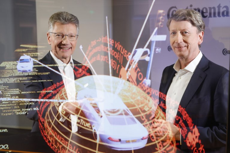 Continental CEO Dr. Elmar Degenhart und Finanzvorstand Wolfgang Schäfer zeigen das digitale Schutzschild eines Autos.