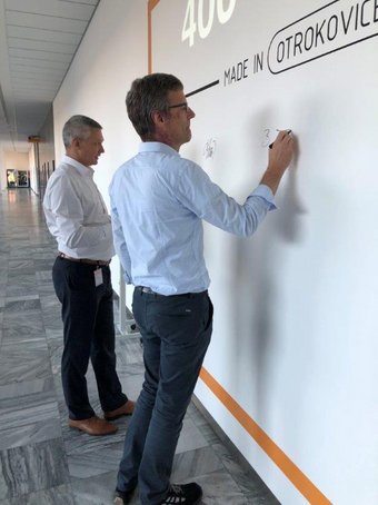 Jednatel společnosti Libor Láznička při podpisu