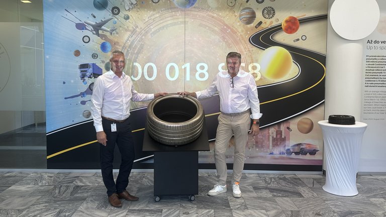 Fotografie Libora Lázničky a Francoise Gerarda s jubilejní platinovou 500 000 000. pneumatikou při slavnostním dni.