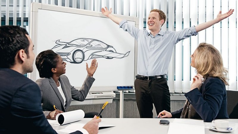 A Continental employee explains his idea to his colleagues.