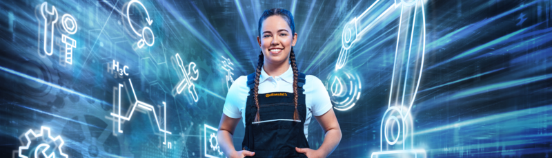 Eine junge Frau in Latzhose steht mit Händen in den Taschen vor einem dynamischen Hintergrund aus digitalen Symbolen und lächelt