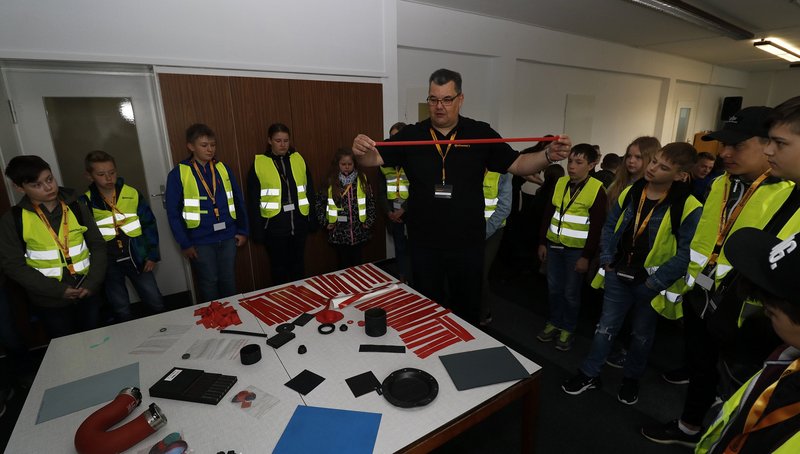 Werksleiter Dr. Thomas Perkovic informiert über die Eigenschaften von Gummiprodukten