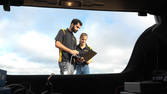 Reifentests mit selbstfahrendem Testfahrzeug - Ingenieure