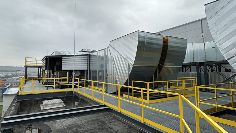 Jednotka studené plazmy na střeše pneumatikárny Continental Barum v Otrokovicích.