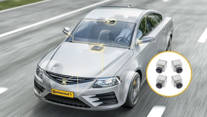 Kamery sledují celé okolí automobilu.