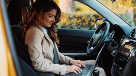 Flexibles Arbeiten: Jeder vierte Autofahrer textet, telefoniert oder arbeitet an Tablet oder Laptop im Auto