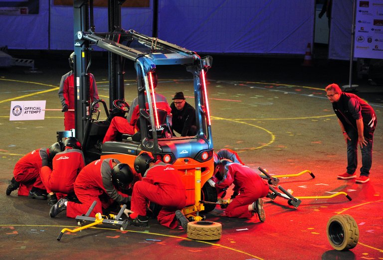 Guinness-Weltrekord in Reifenwechsel bei einem Gabelstapler