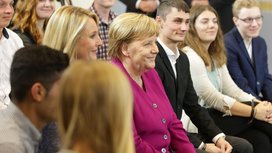Bürgerdialog bei Continental: Bundeskanzlerin spricht mit jungen Erwachsenen über Europa