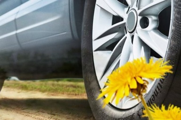 Eine Bildkomposition aus zwei Händen, die Milch aus einem Gefäß ausschaben, einem Traktor auf einem Feld und einem Auto mit einem Löwenzahn davor
