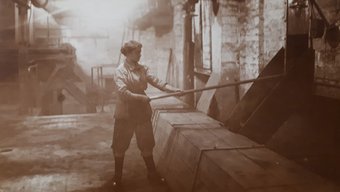 Das Bild zeigt eine Frau beim Verrichten von schwerer Arbeit während des Kriegs-Frauen-Einsatzes im November 1917.