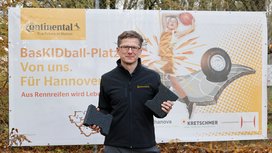 Aus Rennreifen wird Lebensraum: Continental baut Basketballplatz aus recycelten Extreme E Reifen