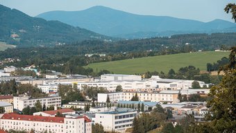 Areálu Continentalu ve Frenštátě s kopci a lesy v pozadí