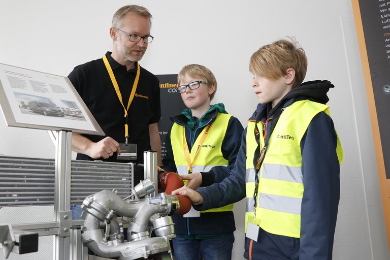 Andreas Meyer  zeigt Ladeluftschläuche