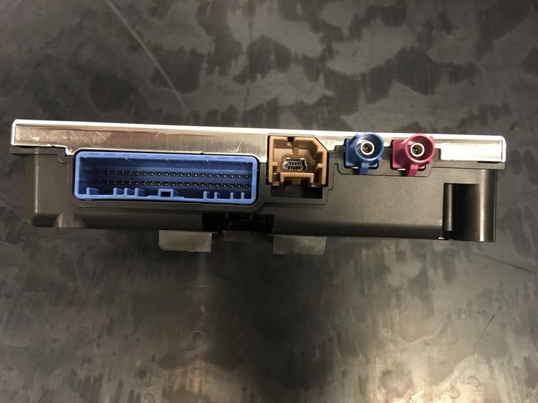 Telekomunikační jednotka propojující řídící jednotky vozu s externím prostředím