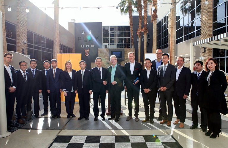 双方合照:胡汉杰先生(中间左侧),一汽解放董事长和Helmut Matschi先生(中间右侧),大陆集团执行董事会成员兼车身电子事业群总裁