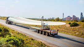 Eine Brücke geht auf große Fahrt