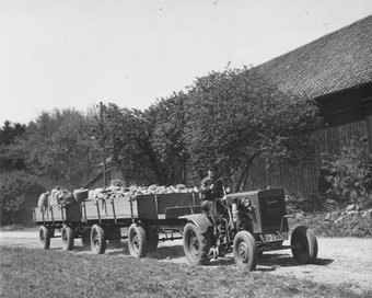 Reifen am Traktor  ca. 1930