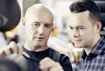 Nadřízený při vysvětlování na školení.