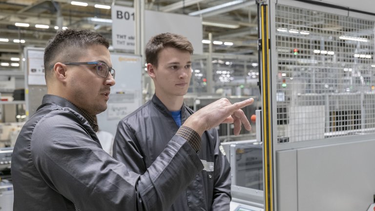 Mentor školící studenta ve výrobě v závodě Continental.